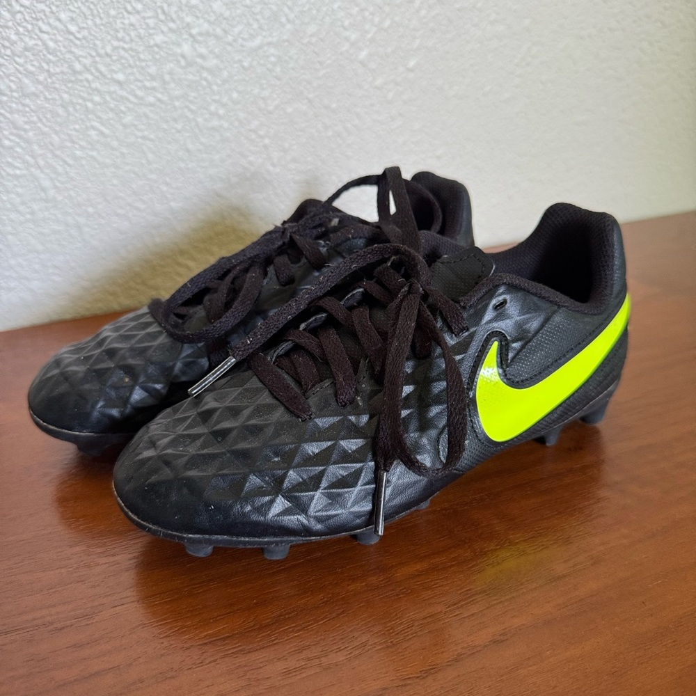 Nike Tiempo Kids Soccer Cleats Size 1